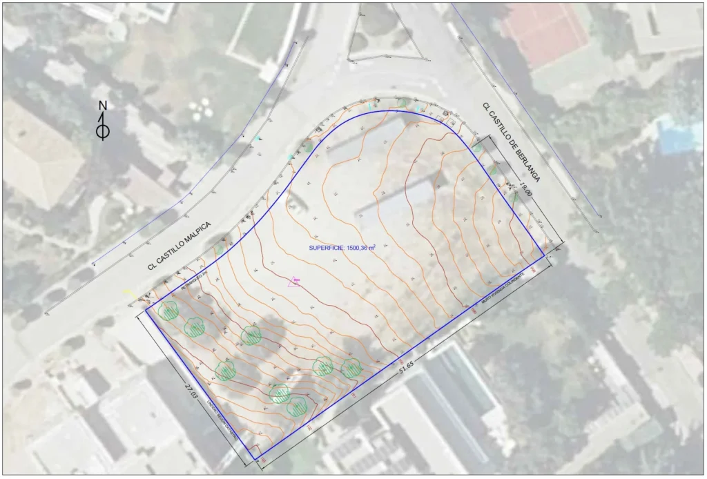 Un plano topográfico de un terreno con curvas de nivel en color naranja está superpuesto sobre una imagen satelital. Una línea azul marca los límites de la parcela. En la esquina superior izquierda hay una rosa de los vientos indicando el norte.