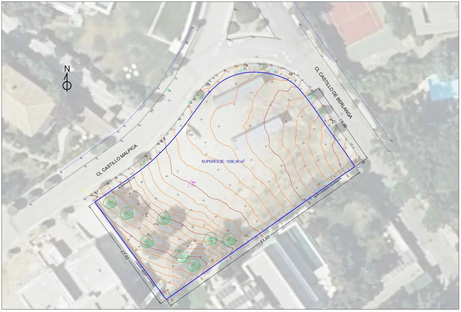 Un plano topográfico de un terreno con curvas de nivel en color naranja está superpuesto sobre una imagen satelital. Una línea azul marca los límites de la parcela. En la esquina superior izquierda hay una rosa de los vientos indicando el norte.
